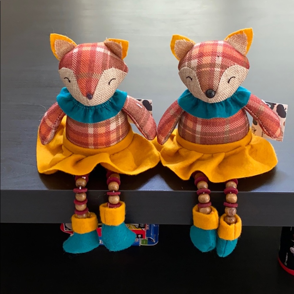 Fox sit along